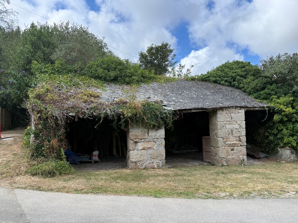 Lot: 138 - TIMBER CHALET WITH RESIDENTIAL USE, GRANITE CARTHOUSE WITH PLANNING IN PRINCIPLE, PLUS GARDENS AND PARKING - Front elevation